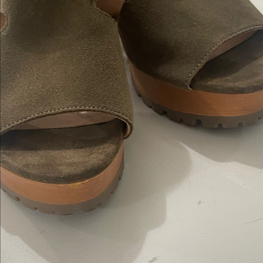 CROWN VINTAGE Olive Green Suede
Platform Chunky block Heel Ankle Straps Sz 7.5 - Picture 14 of 15